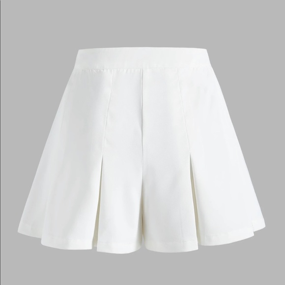 White pleated skort - Picture 2 of 3